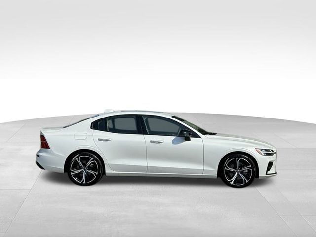 2024 Volvo S60 B5 Core Dark Theme 5