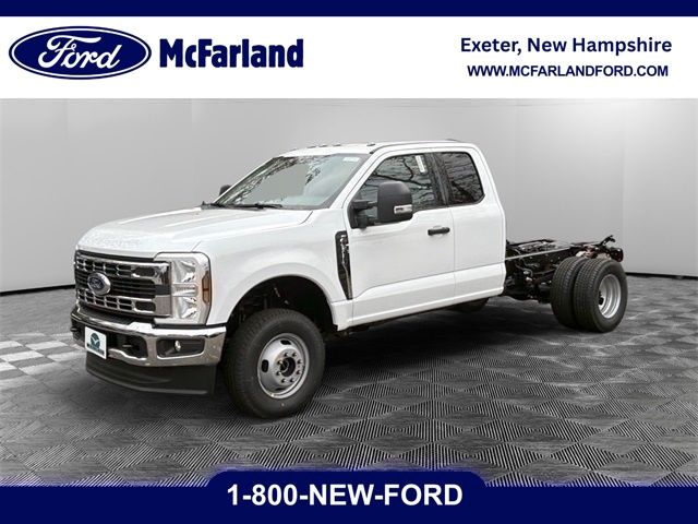 Oxford White 2026 Ford F-350 Super Duty Chassis Pickup Truck Four-Wheel Drive Automatic