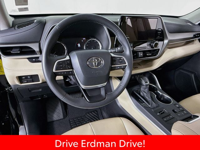 Used 2025 Toyota Highlander SUV