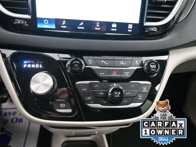 2023 Chrysler Pacifica Touring L photo
