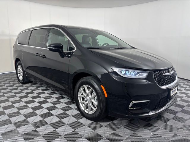 Used 2025 Chrysler Pacifica Van