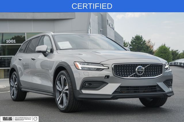 Silver Dawn Metallic 2025 Volvo V60 Cross Country B5 Plus AWD Wagon All-Wheel Drive Automatic