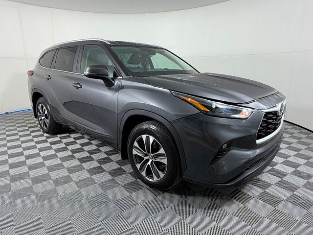 Magnetic Gray Metallic 2023 Toyota Highlander SUV / Crossover Front-Wheel Drive 8-Speed Automatic