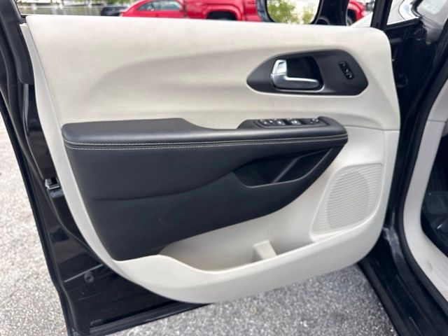Used 2024 Chrysler Pacifica Van
