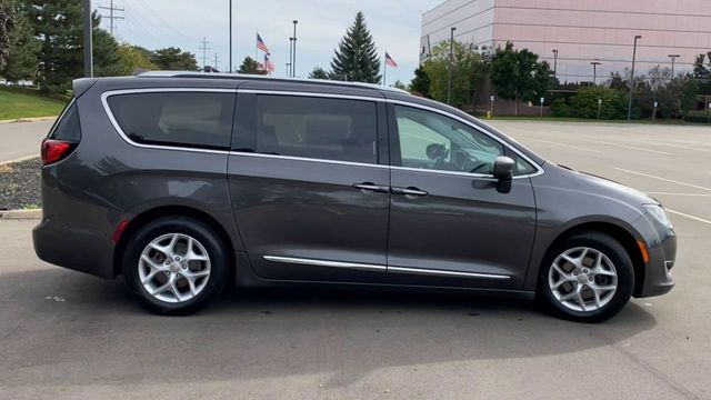 2017 Chrysler Pacifica Touring L Plus 9