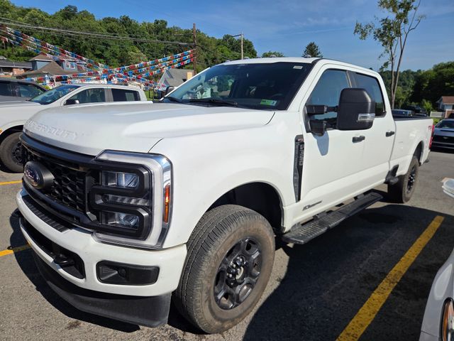 Oxford White 2024 Ford F-350 Super Duty Pickup Truck Four-Wheel Drive Automatic