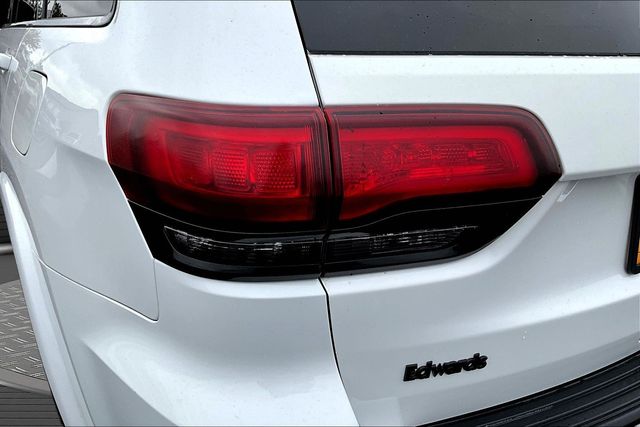 Used 2020 White Jeep Altitude image 23