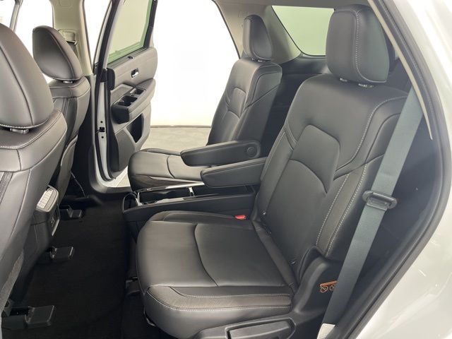 2025 Everest White Pearl Tricoat Nissan Pathfinder SL 4X4 SUV