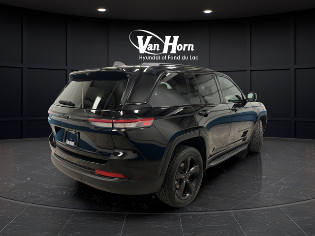 Used 2024 Diamond Black Crystal Pearlcoat Jeep Limited image 7
