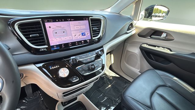 Used 2024 Silver Chrysler Touring L image 24