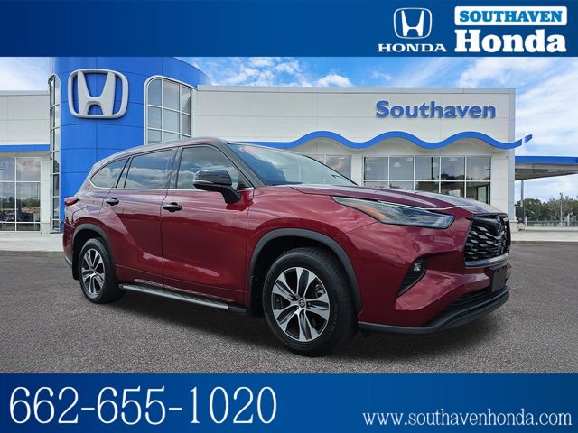 Red (Ruby Flare Pearl) 2022 Toyota Highlander XLE FWD SUV / Crossover Front-Wheel Drive 8-Speed Automatic