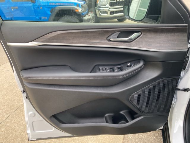 2026 Jeep Grand Cherokee Laredo - Bright White Clearcoat exterior view 10