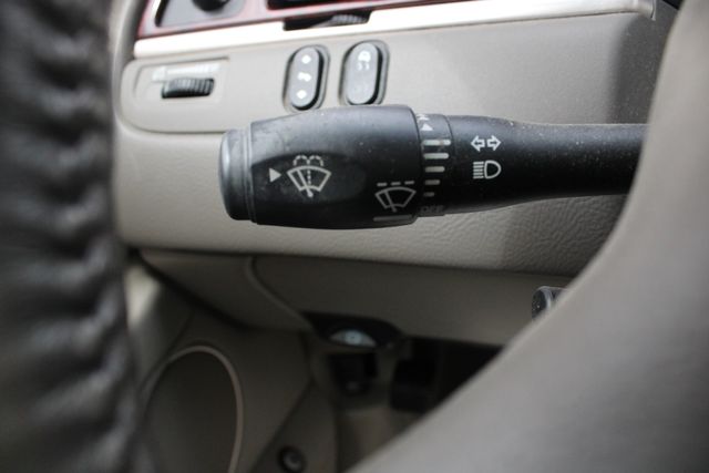 Used 2003 Silver Lincoln Signature image 8