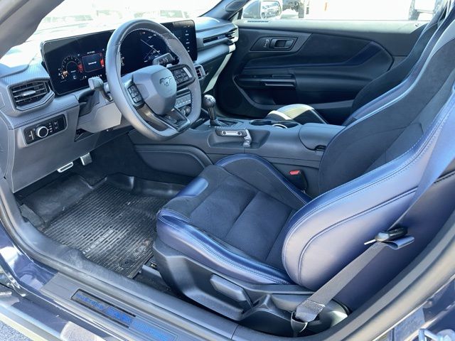 Additional photo of vehicle.