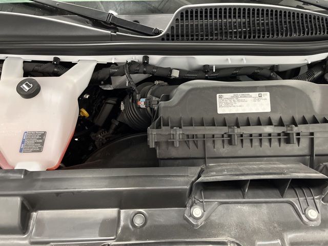 New 2026 Summit White Chevrolet Work Van image 27