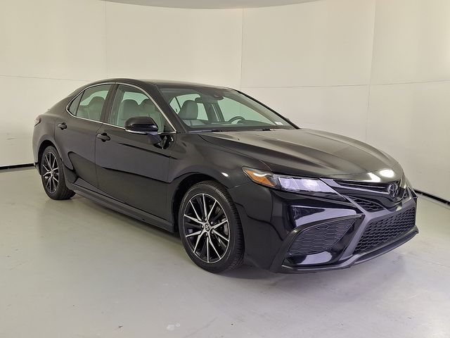 2024 Toyota Camry SE's photo