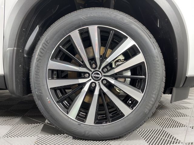 2025 Everest White Pearl Tricoat Nissan Pathfinder Platinum 4X4 SUV