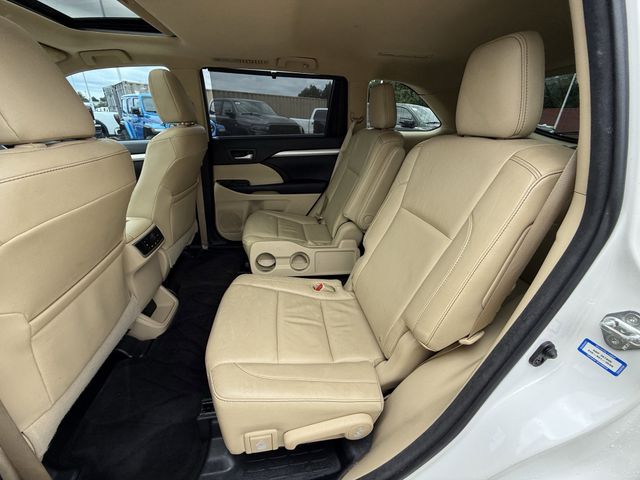 2015 Toyota Highlander XLE V6 White at Community Honda