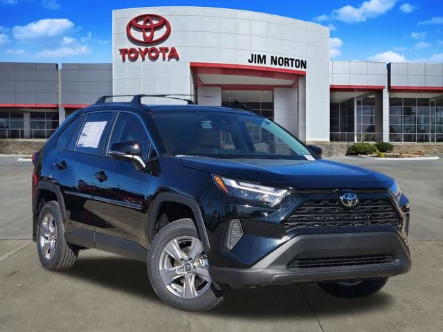 2025 Toyota RAV4 XLE's photo