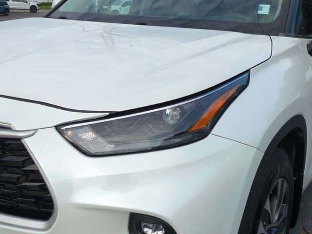 Used 2023 Beige Toyota XLE image 9