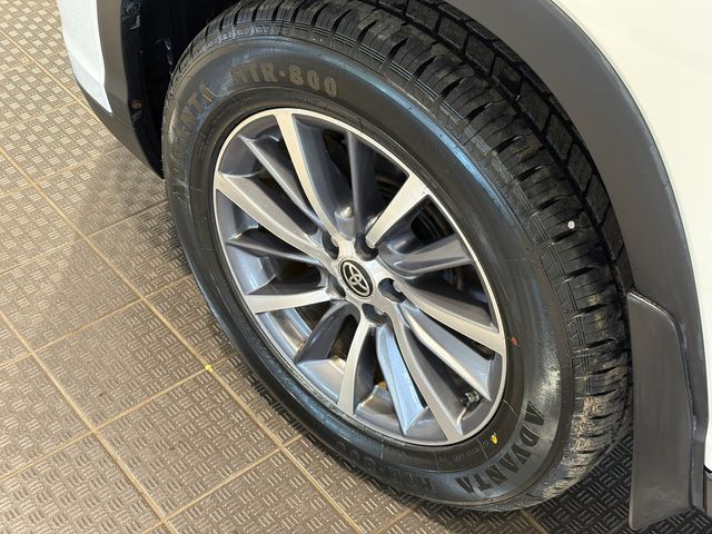 Used 2019 White Toyota XLE image 5