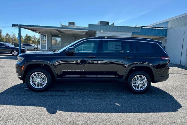 2025 Jeep Grand Cherokee Laredo photo 3