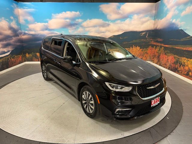 Diamond Black Crystal Pearlcoat 2024 Chrysler Pacifica Hybrid Minivan Front-Wheel Drive Continuously Variable Transmission