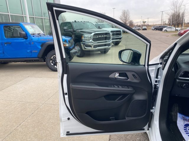 2026 Chrysler Pacifica Select - Bright White Clearcoat exterior view 9