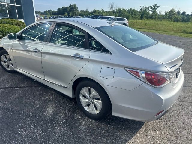 Used 2015 Starlight Silver Hyundai Base image 4
