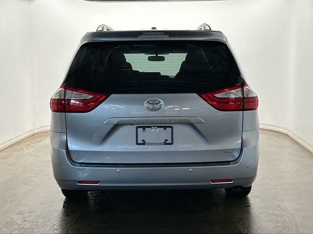 2017 Toyota Sienna XLE Premium - 3