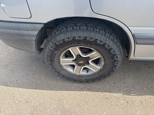 2002 Silver Metallic Chevrolet Tracker Base 4X4 SUV