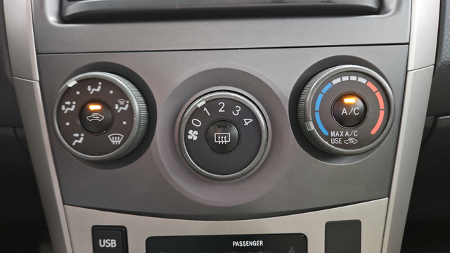 Used 2013 Tropical Sea Metallic Toyota LE image 18