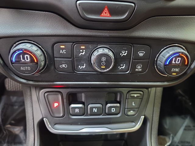 Used 2020 White GMC SLT image 24