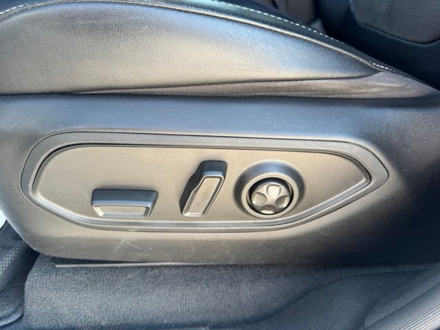 Used 2022 White Jeep Altitude image 22
