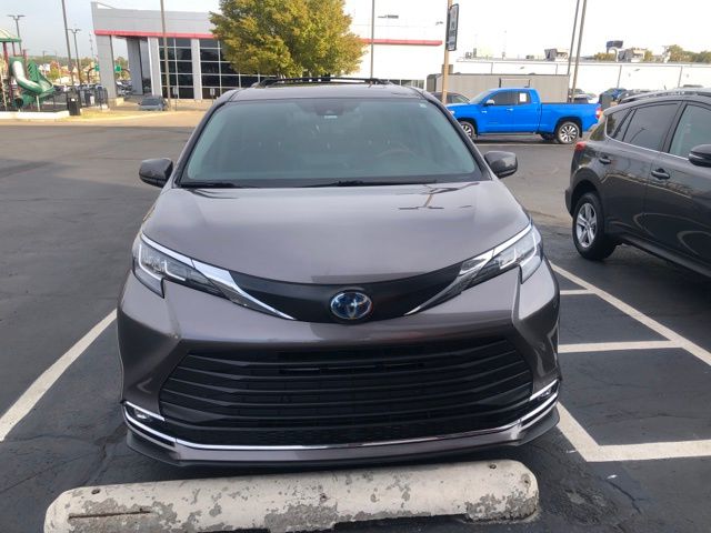 2022 Toyota Sienna XLE 2