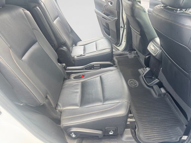 2019 Toyota Highlander XLE - Blizzard Pearl exterior view 17