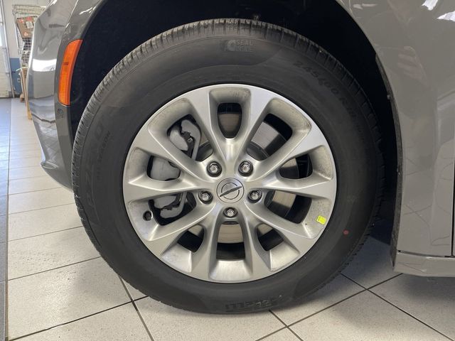 2025 Chrysler Pacifica Select photo