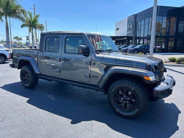 Crystal Metallic 2022 Jeep Gladiator Pickup Truck Four-Wheel Drive 8-Speed Automatic