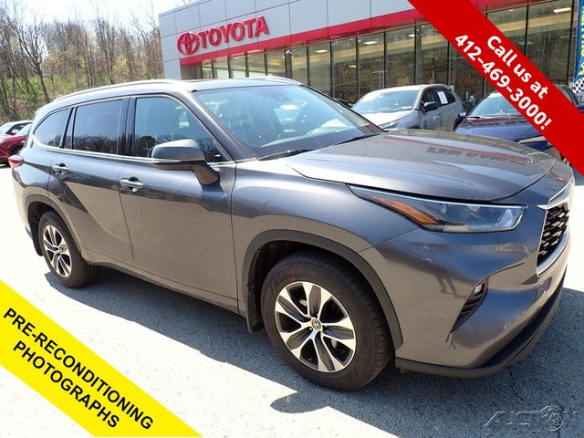 Magnetic Gray Metallic 2021 Toyota Highlander XLE AWD SUV / Crossover All-Wheel Drive 8-Speed Automatic