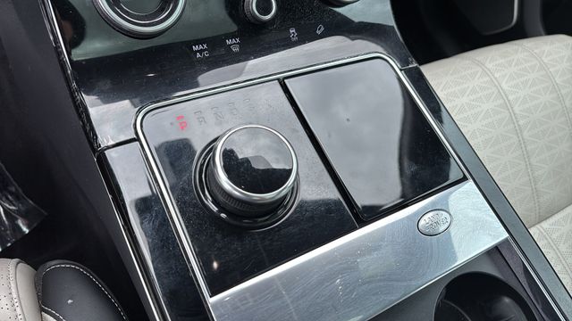 Used 2019 White Land Rover SE R-Dynamic image 29