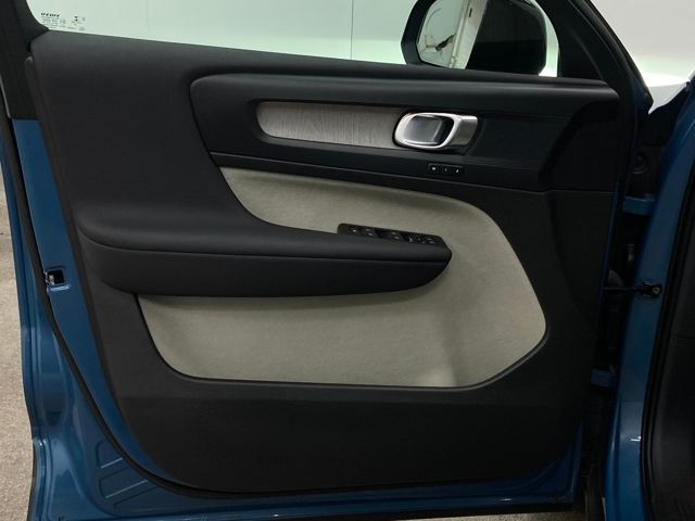 2023 Volvo XC40 B5 Plus Dark Theme