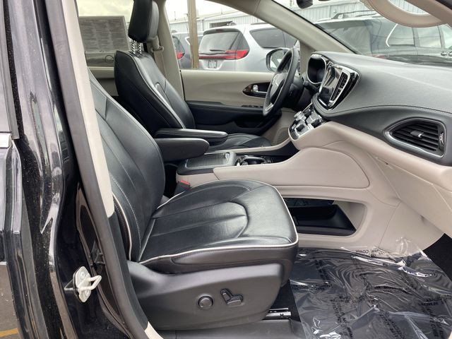 2023 Chrysler Pacifica Limited photo