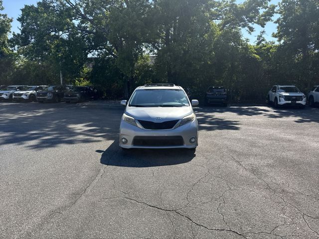 2017 Toyota Sienna SE Premium V6 8-Passenger's photo