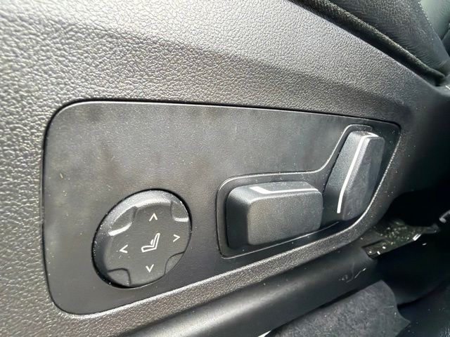 Used 2024 Gray BMW xDrive30i image 11