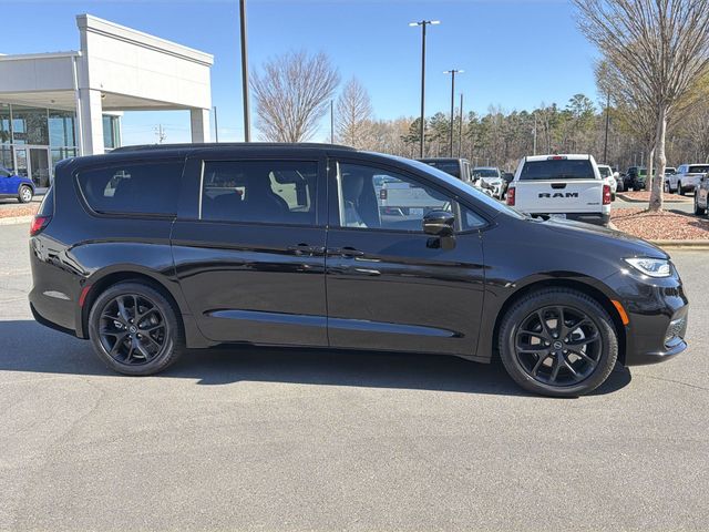 New 2026 Diamond Black Crystal Pearl-Coat Exterior Paint Chrysler Limited image 13