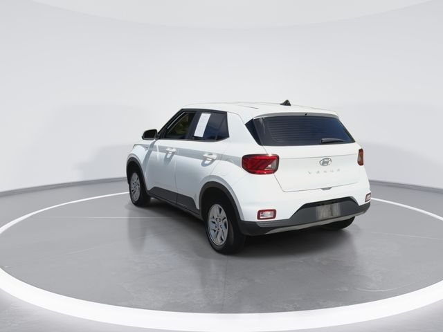 Used 2022 White Hyundai SE image 9