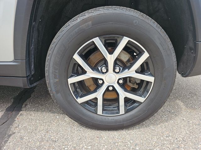 2024 Jeep Grand Cherokee L Limited - Silver Zynith exterior view 11