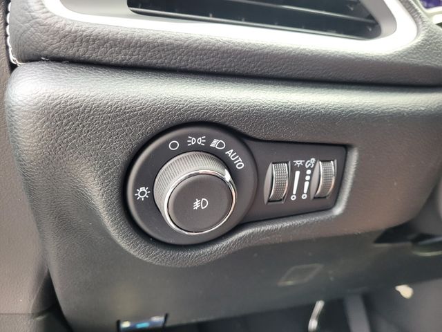 New 2026 Silver Chrysler Select image 21