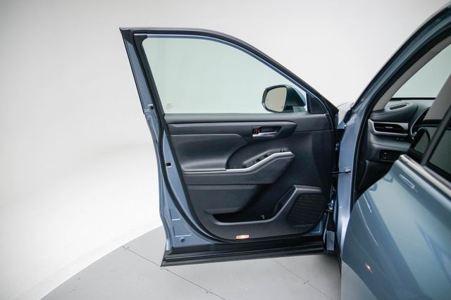 Blue 2022 Toyota Highlander XLE AWD SUV / Crossover All-Wheel Drive 8-Speed Automatic