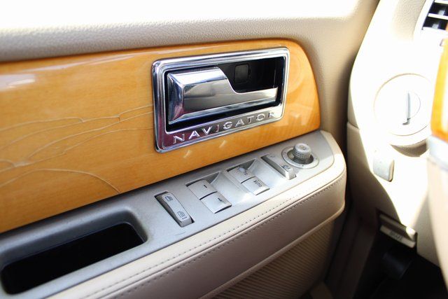 Used 2008 Black Lincoln Base image 25